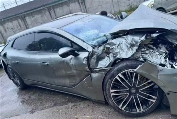 比亚迪又救车主一命	！腾势Z9GT与大货车侧面相撞：车主安然无恙