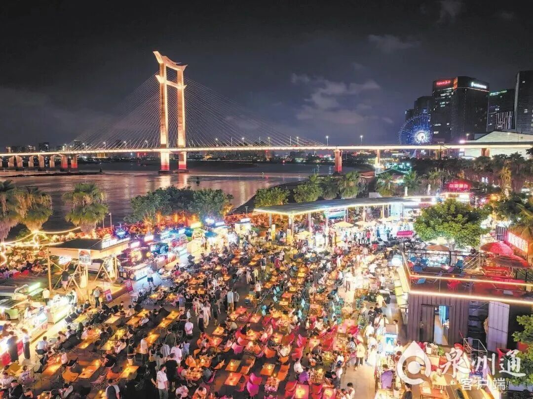 中央活力区积极打造滨海浪漫线沿线社交休闲空间，点亮夜生活。（资料图片）