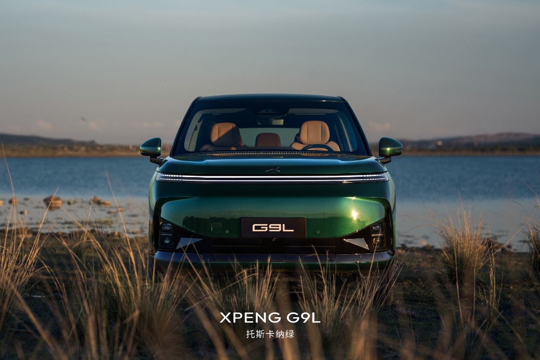 Передняя часть Xpeng G9L со сплошными светодиодными полосами