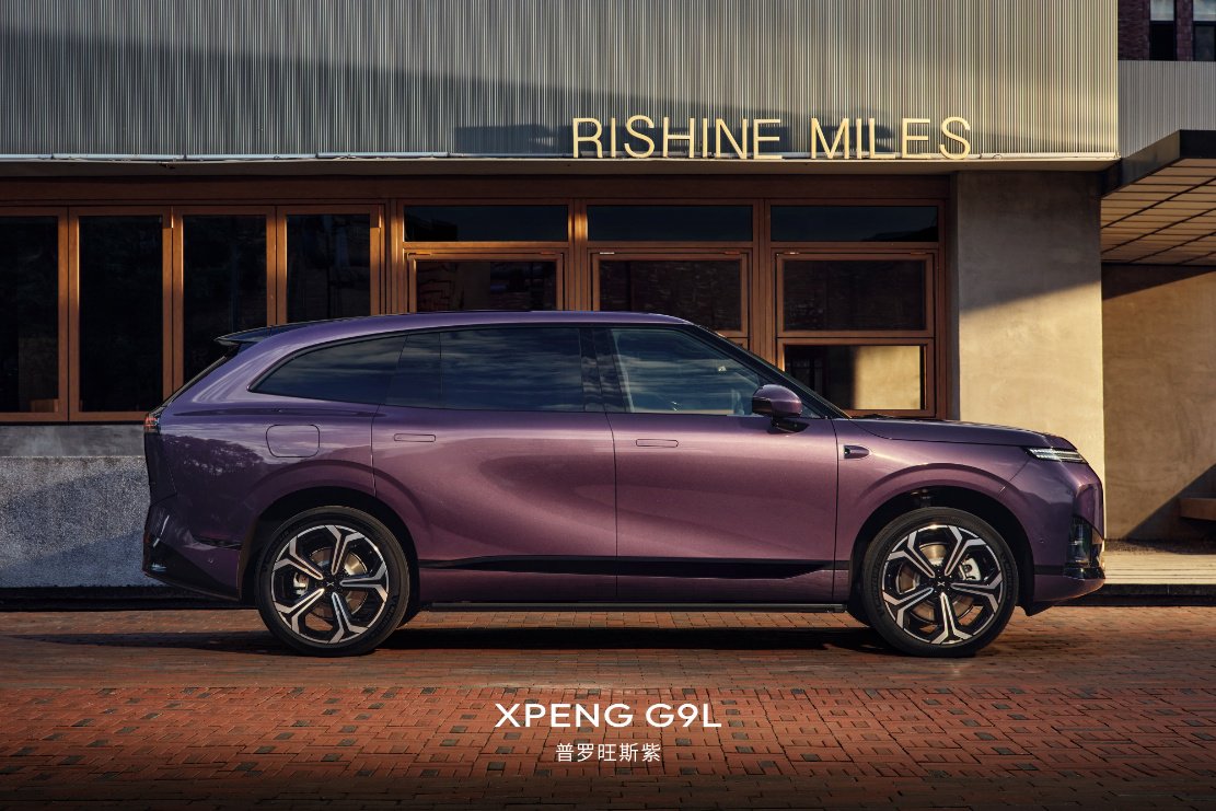Xpeng G9L в профиль, фиолетовый кузов и 22-дюймовые колёса
