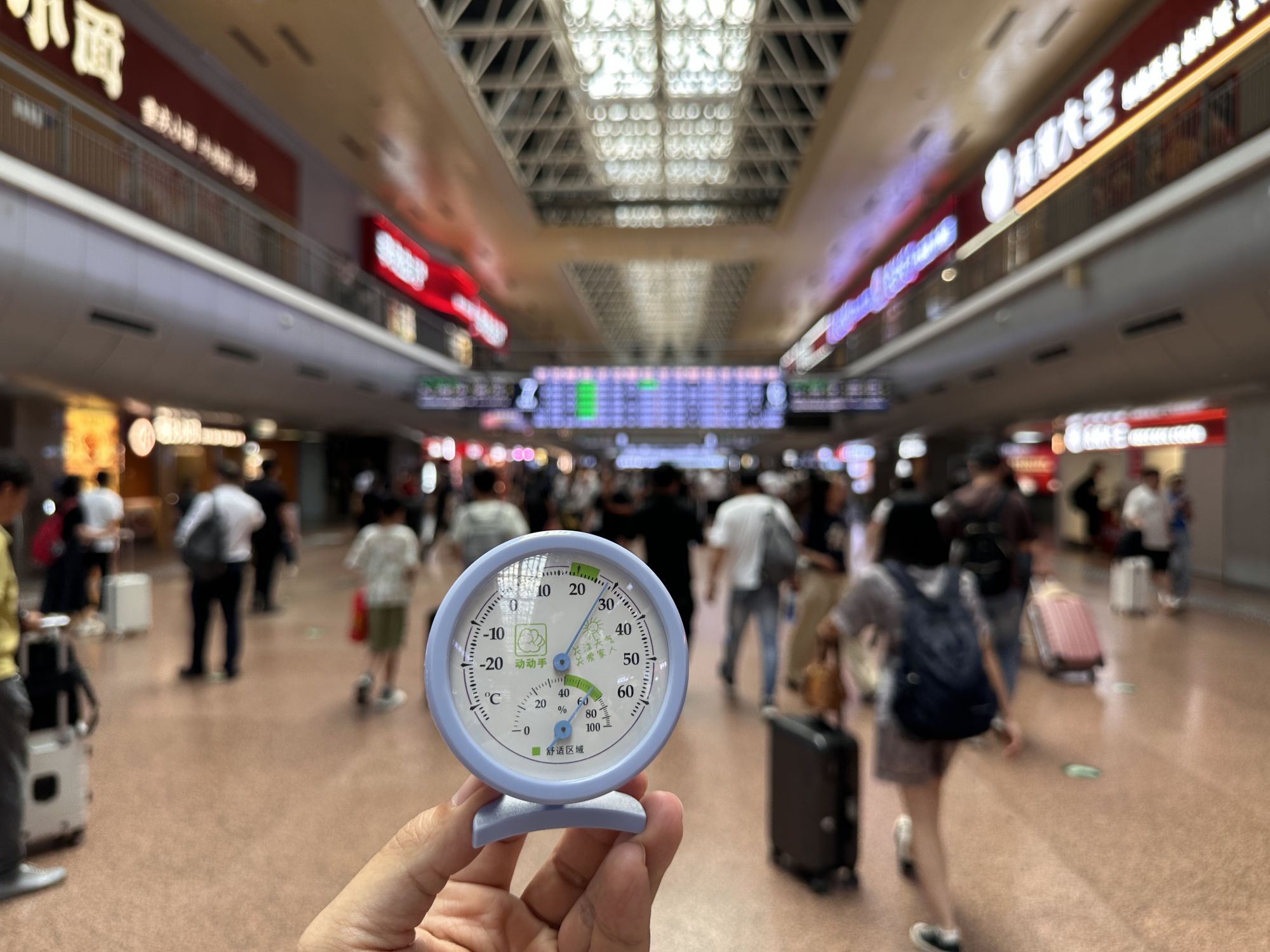 北京西站最热的区域是位于中央的廊道，虽然体感较为闷热，但测温也能控制在28℃左右。新京报记者 王贵彬 摄