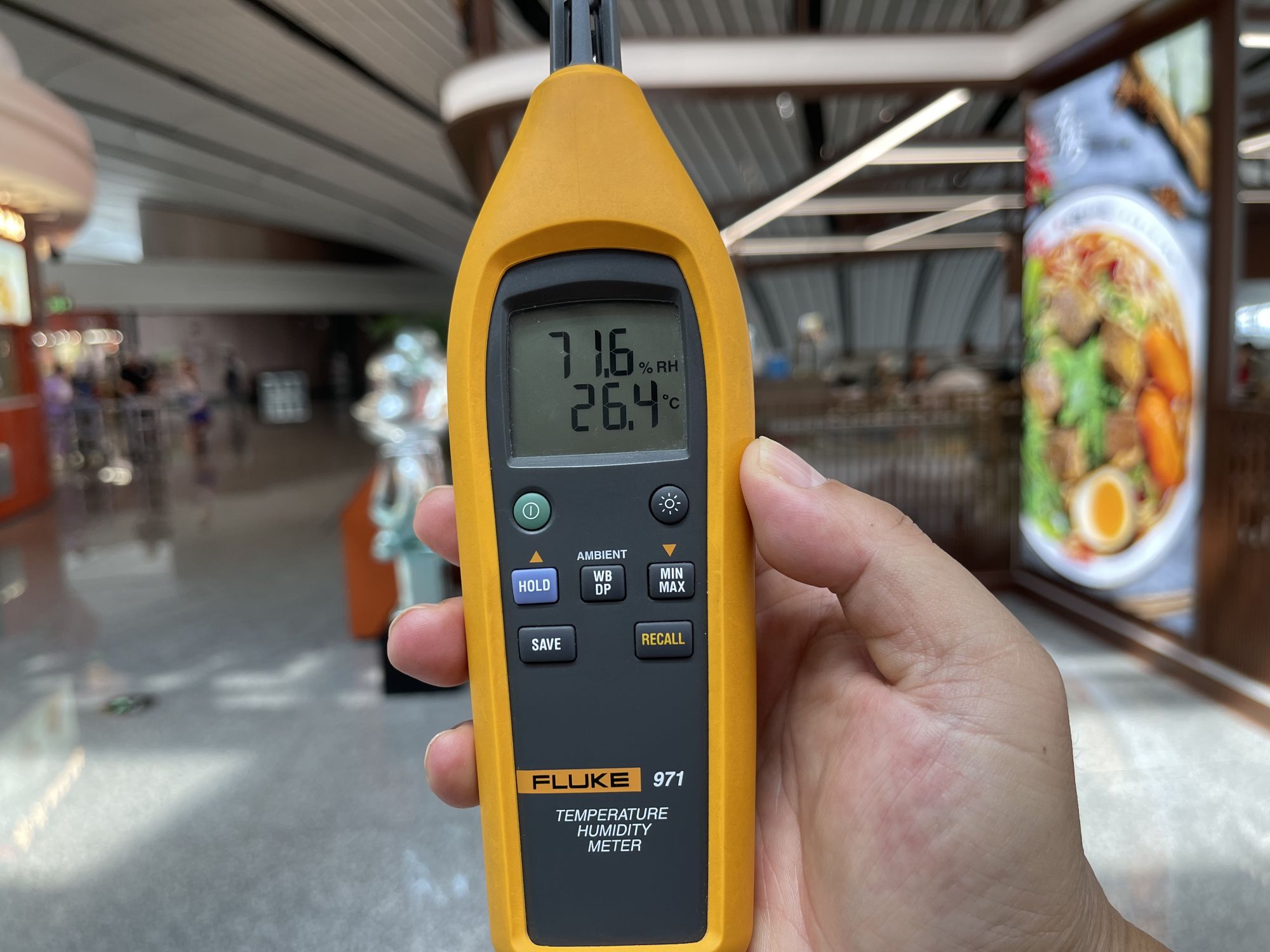 大兴机场航站楼5层餐饮区的一个点位温度为26.4℃。新京报记者 吴婷婷 摄