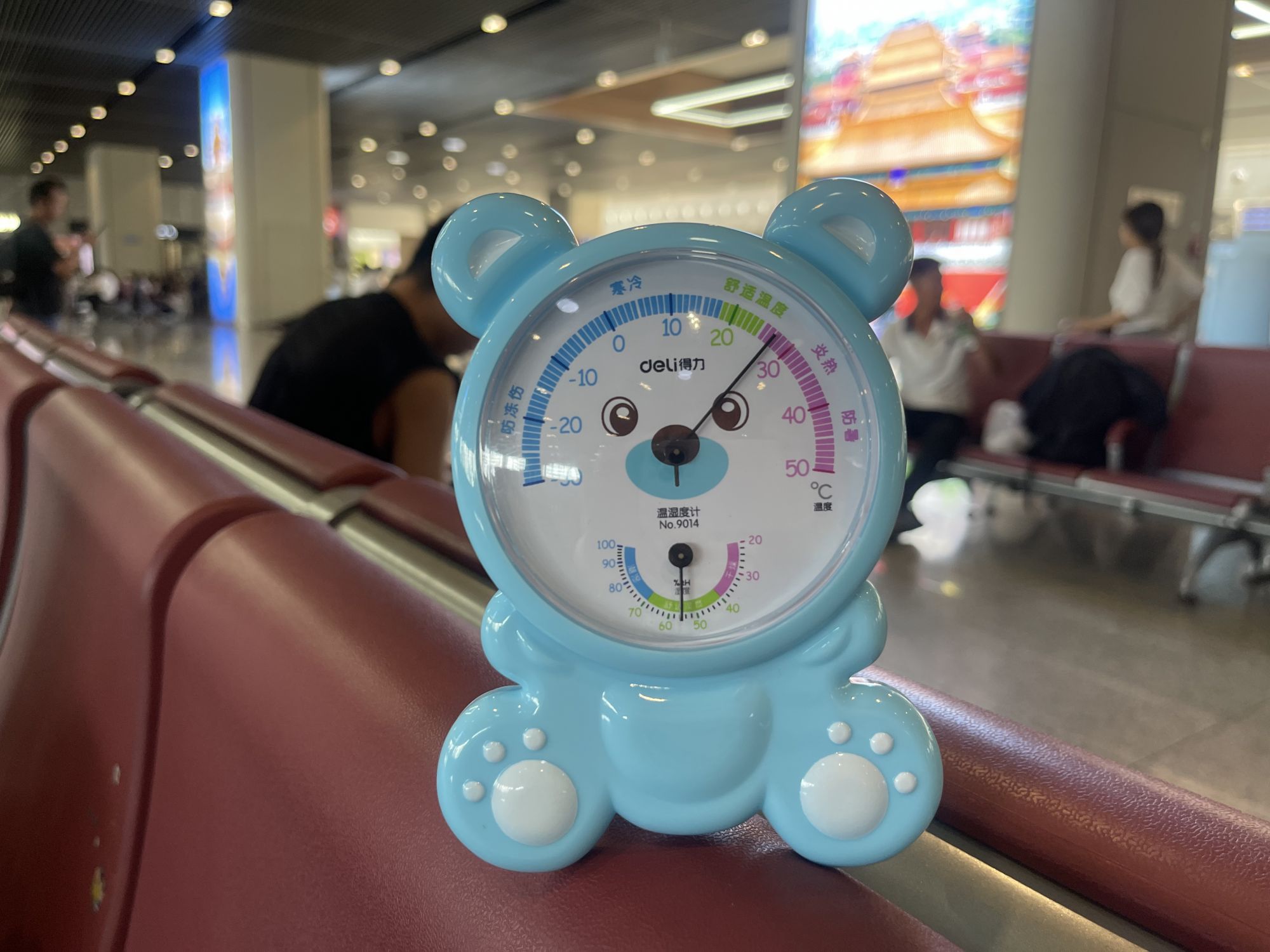 下午1点半左右，北京丰台站旅客休息区温度为27℃。新京报记者 吴婷婷 摄