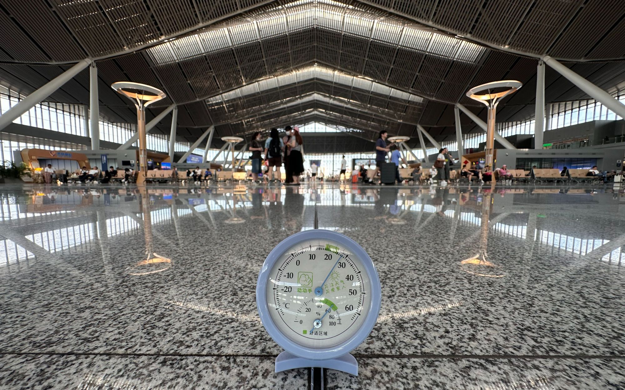 北京朝阳站内空调温度较为均衡，各处温度相差不大，控制在26℃至28℃之间。新京报记者 王贵彬 摄
