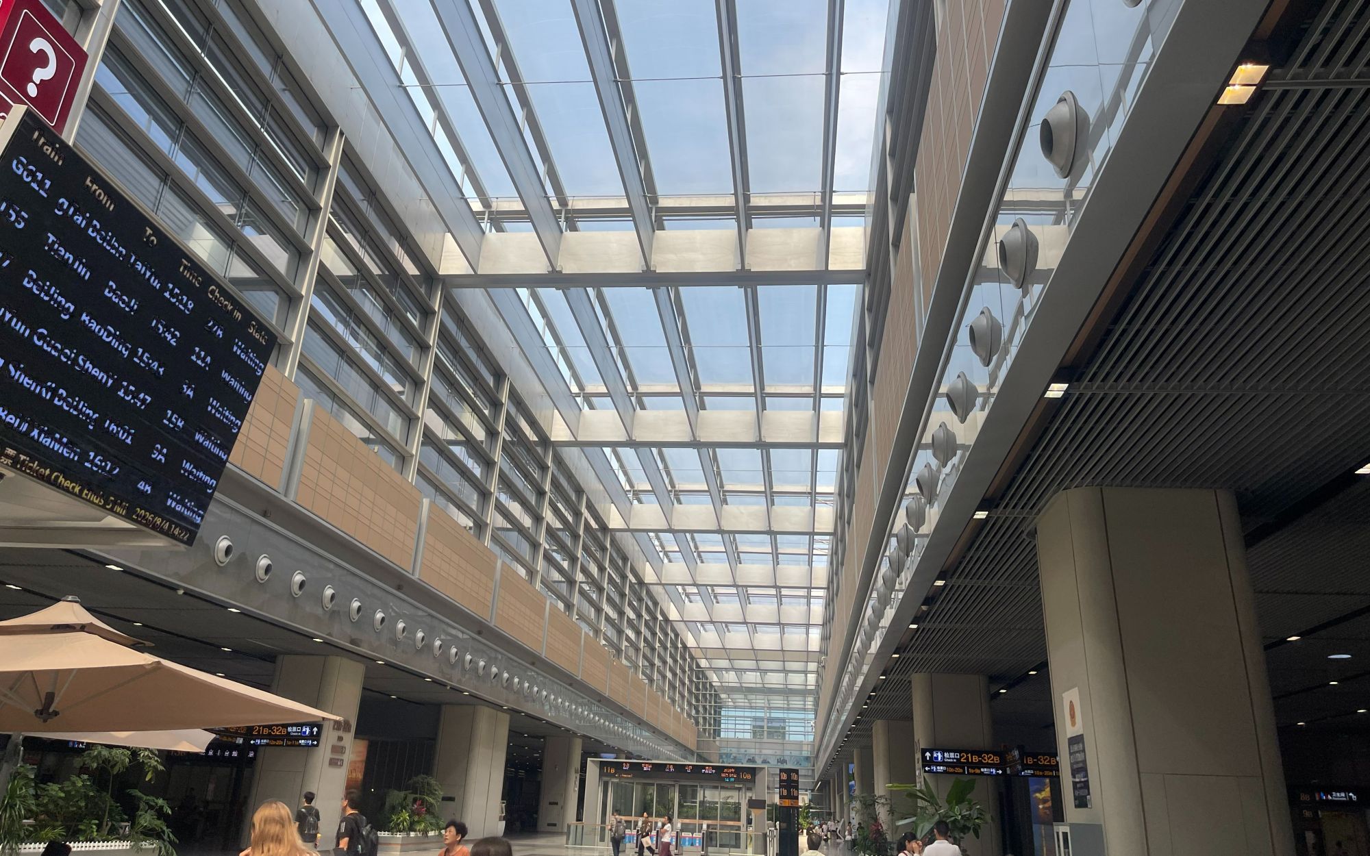 北京丰台站中央光庭两旁分布出风口。新京报记者 吴婷婷 摄