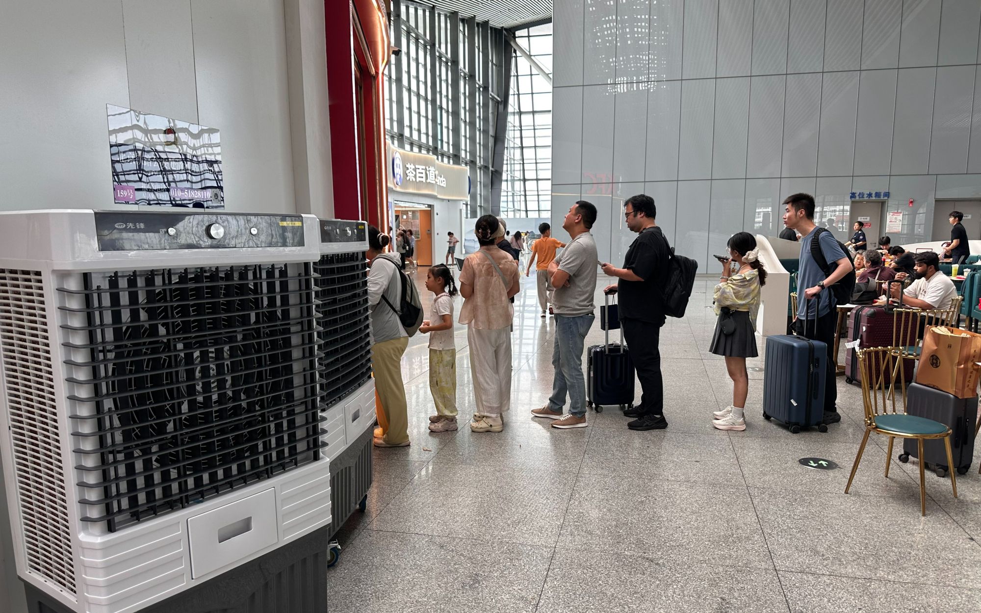 为了降低清河站餐饮区域温度，车站增设了数台大功率冷风机。新京报记者 王贵彬 摄