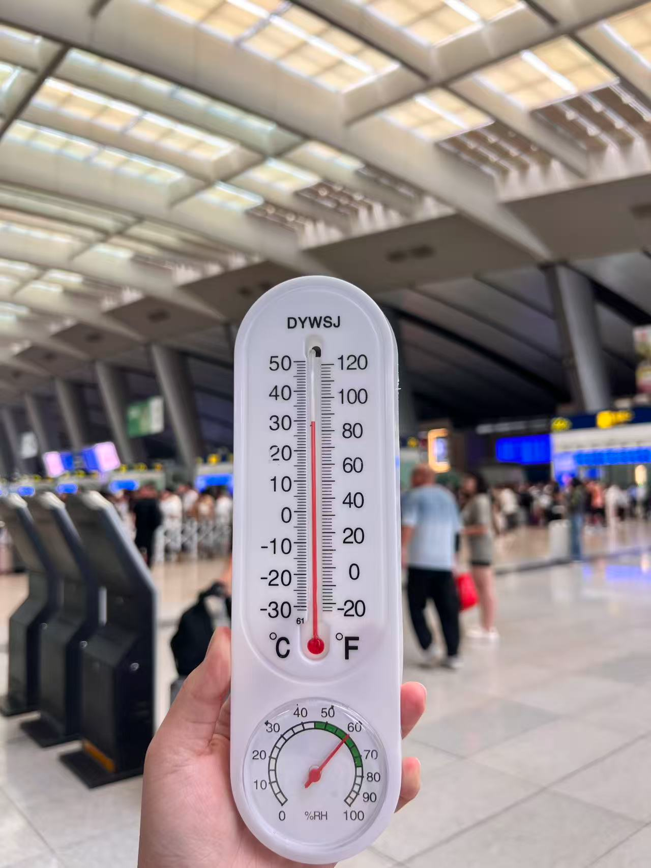 北京南站二层候车大厅，温度计显示接近30℃。实习生 赖艺萌 摄
