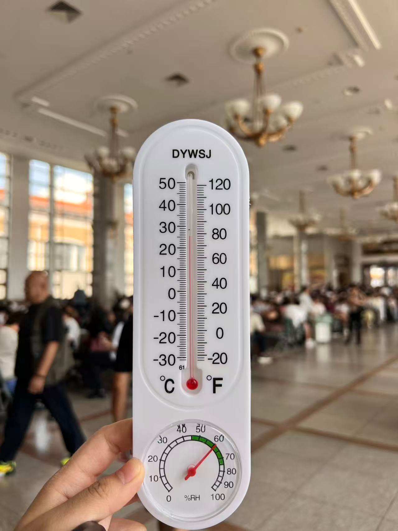 北京站二层中部候车大厅，温度计显示为26℃。实习生 赖艺萌 摄