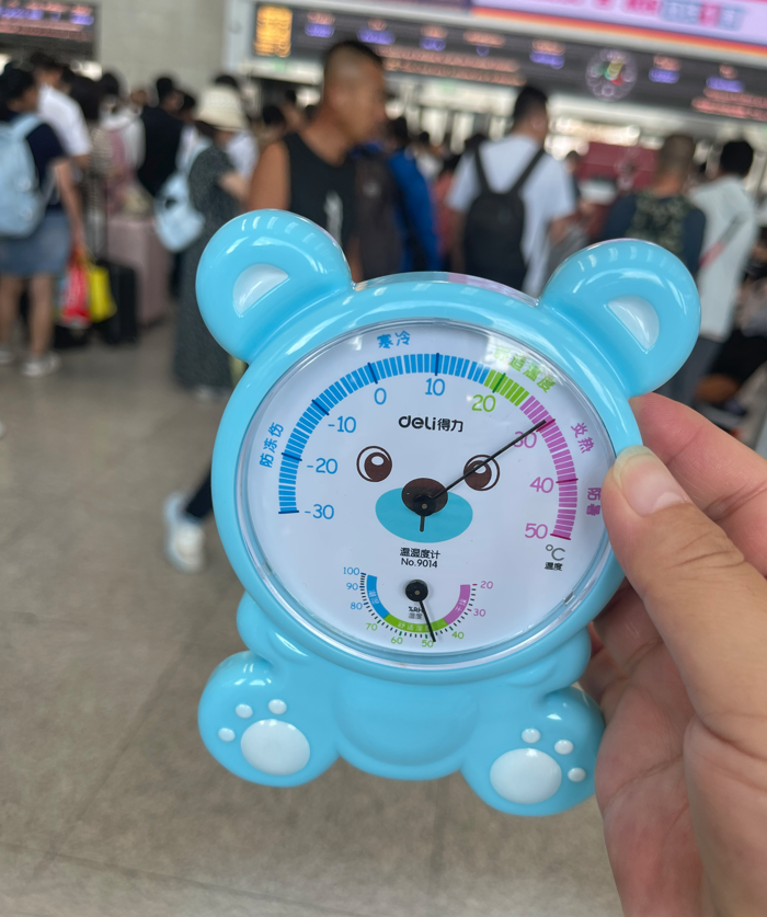 下午3点半左右，北京北站候车区体感较为闷热，接近29℃。新京报记者 吴婷婷 摄