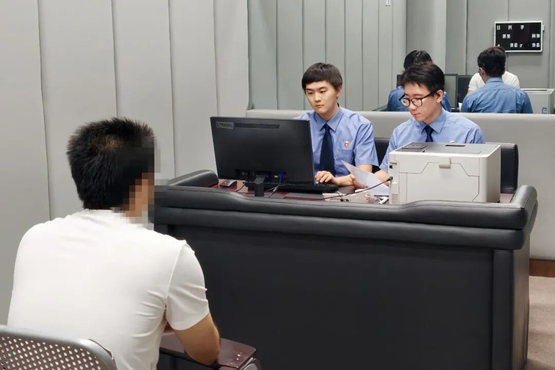 #国内新闻：北京警方侦破首例破坏AI模型案件：算法工程师删除89TB数据获刑5年10个月近日，北京市首例破坏人工智能模型刑事案件宣判。某科技公司算法工程师王某因利用职务权限非法删除公司人工智能项目核心