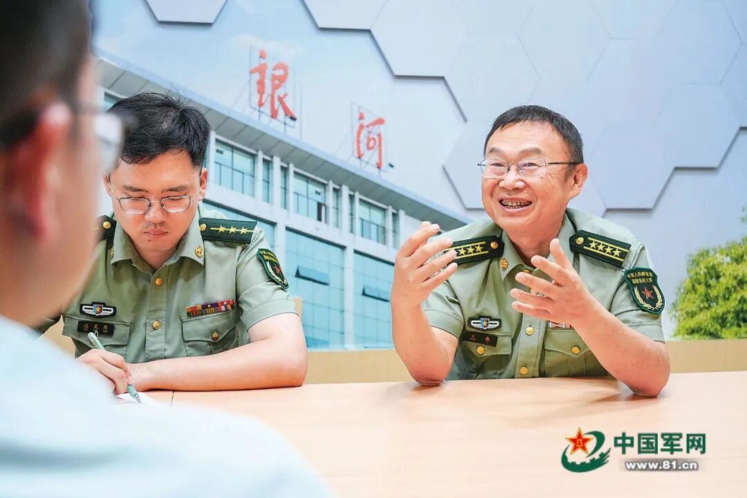 　　王戟参加工作讨论会议。解放军报记者 栾铖 摄