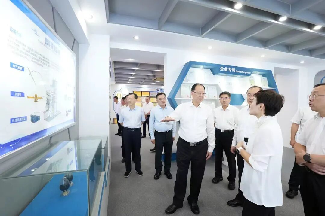 ▲毛伟明在镭目公司调研。