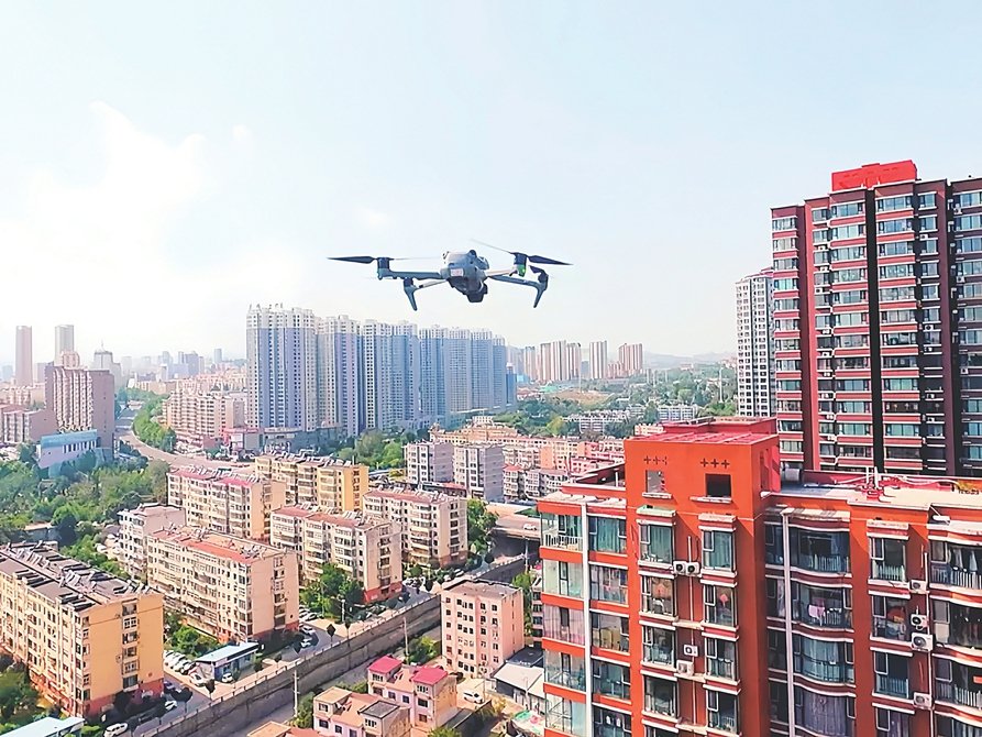 无人机在阳泉市区上空飞行。 翟月 摄