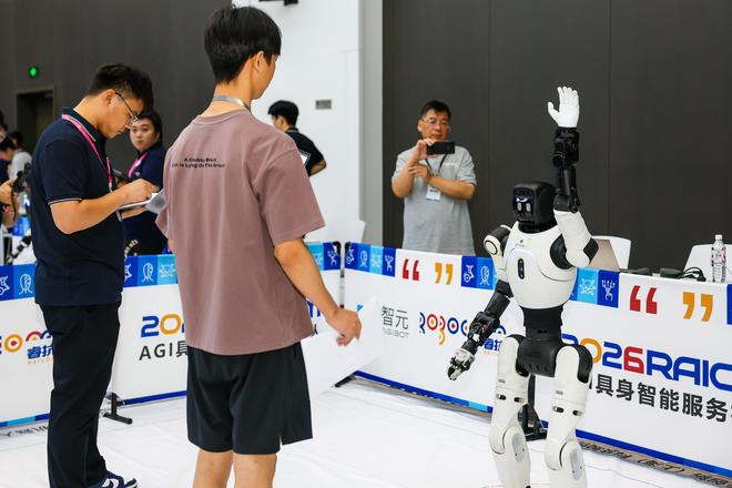 让“中国智造”守护“银发盲者”:机器人的温度对决_新浪财经_新浪网