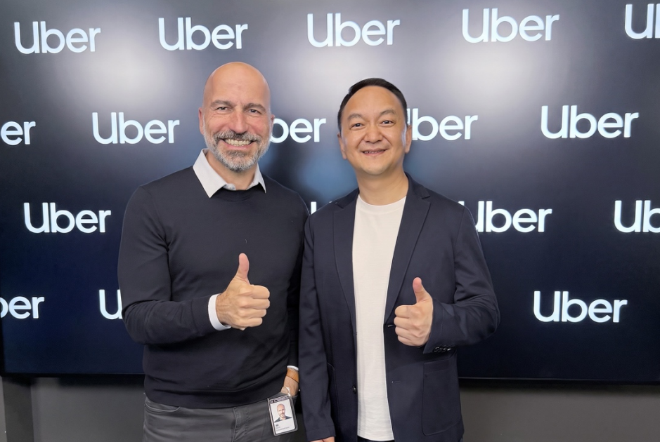 小马智行创始人兼CEO彭军（右）与Uber CEO Dara Khosrowshahi（左）