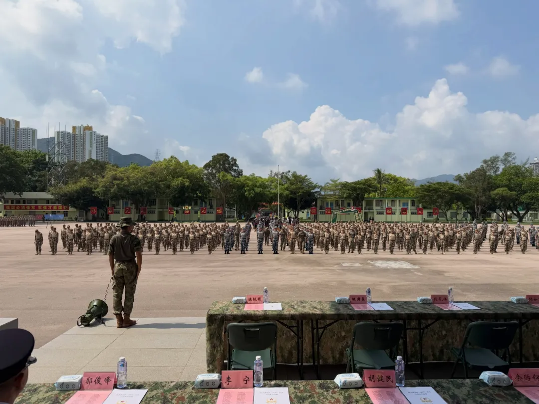 13岁儿子参加军事夏令营，霍启刚发帖晒照：感觉整个人都成熟坚强了|香港|中国人民解放军|驻香港部队|郭晶晶|霍中曦_新浪军事_新浪新闻