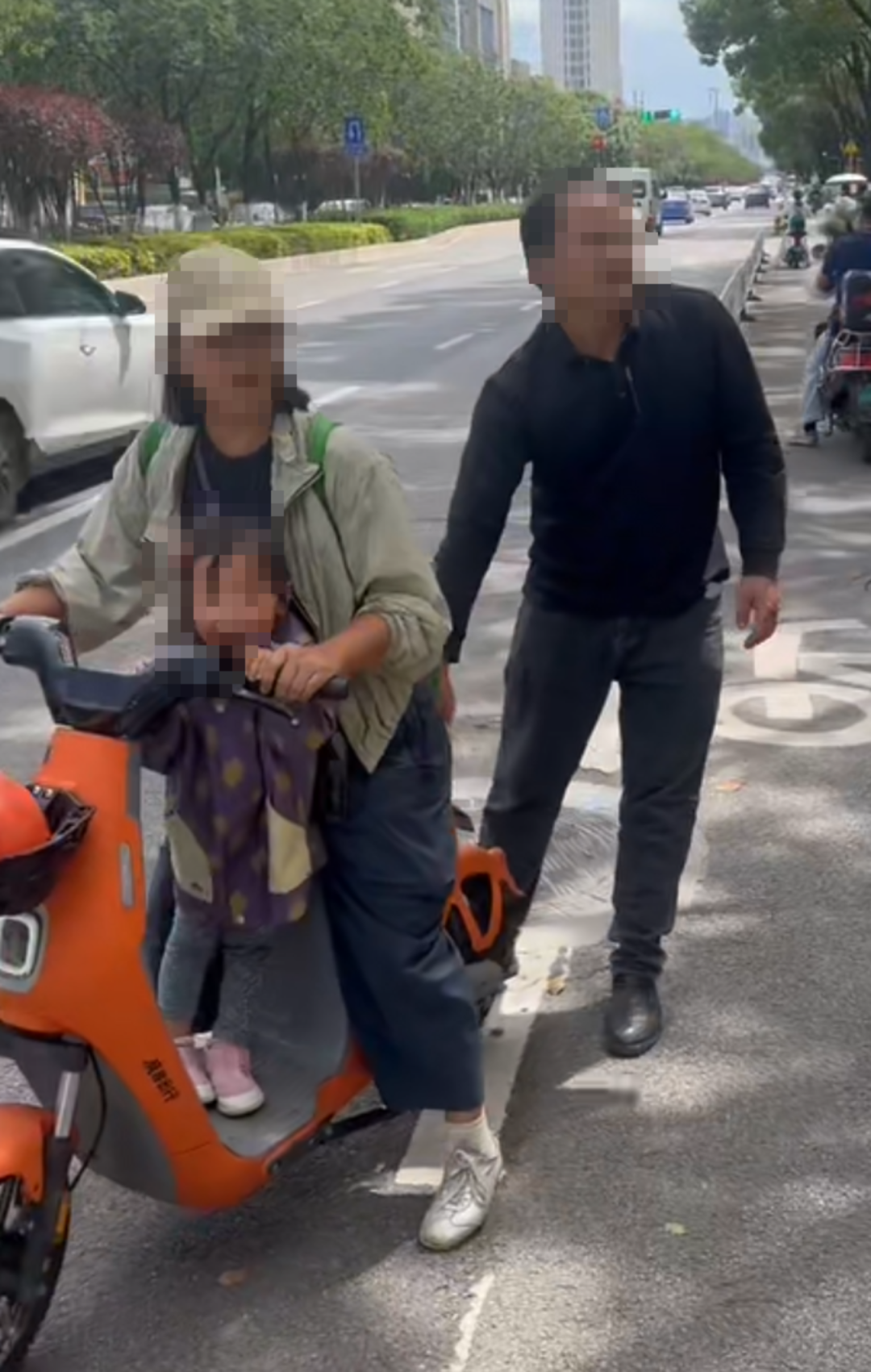 ▲司机拖拽共享电动车不让徐女士与孩子离开。