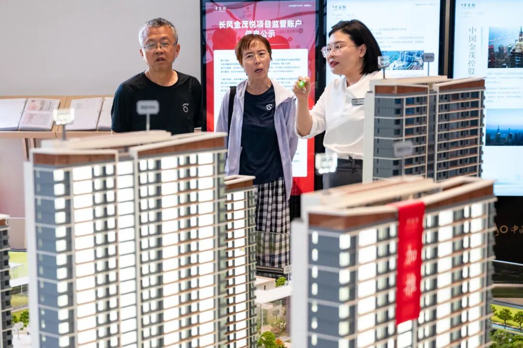 △山西太原一售楼部销售人员为市民介绍商品房信息。（资料图，图片由CNSPHOTO提供）
