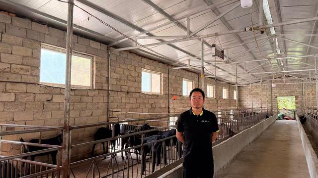 付祥和他经营的黑山羊养殖基地。尹丽梅/摄影