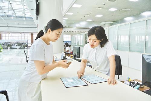 近日，在沧州市政务服务中心，沧州市行政审批局工作人员（右）正在接受办事人员咨询。本报记者 王雅楠摄