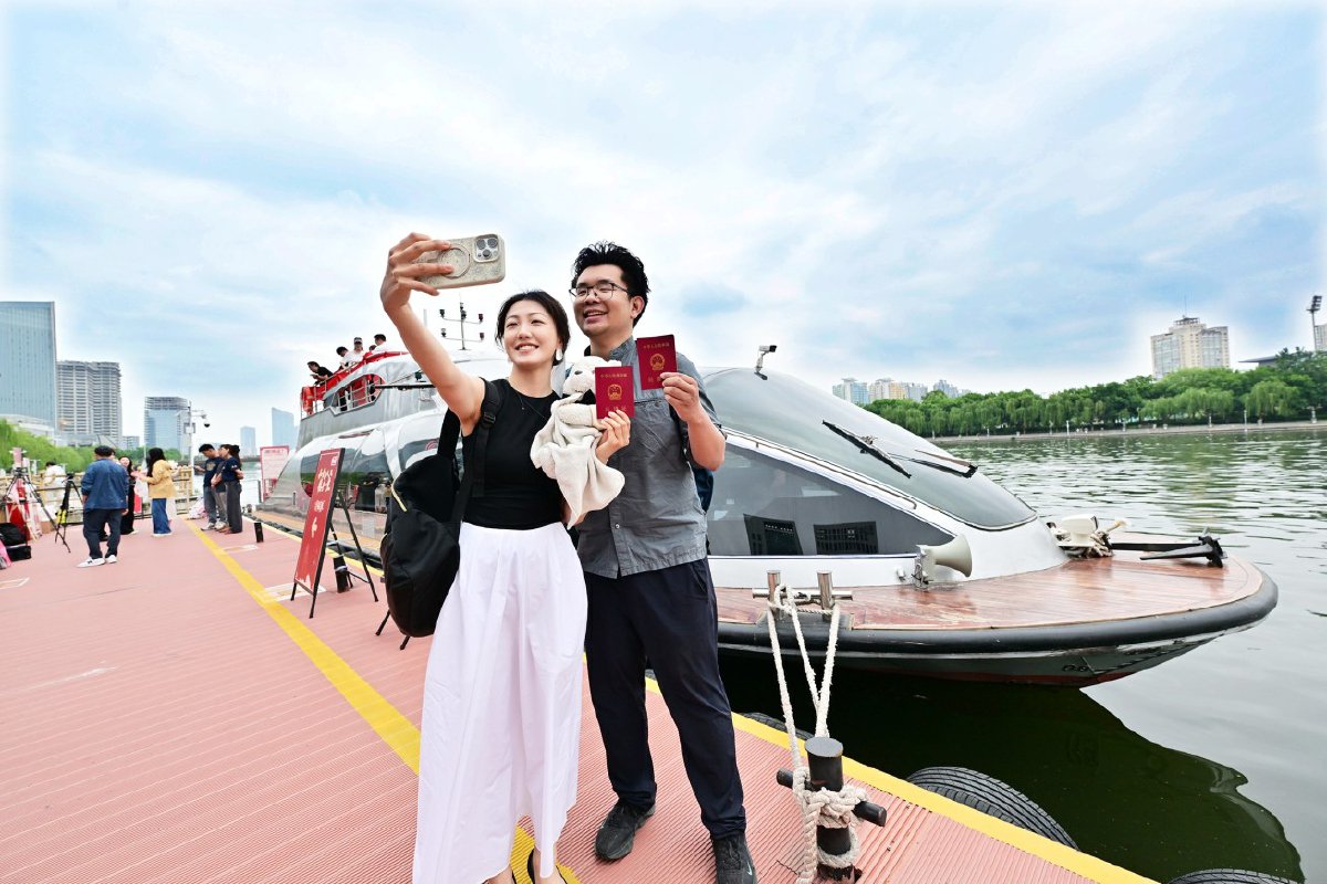 运河码头婚姻登记点七夕节限时开放。记者 常鸣/摄