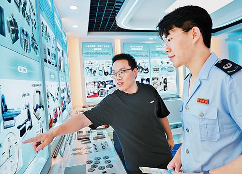 8月3日，河北星耀新材料科技有限公司工作人员向税务工作人员介绍产品研发情况。 黄海东摄