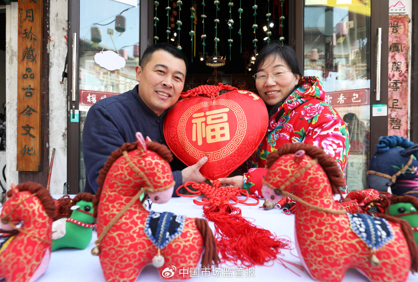 杨海玲是安徽省淮北市香包布艺非遗代表性传承人，她的杨家香包店被认定为“名特优新”个体工商户。□李鑫/摄