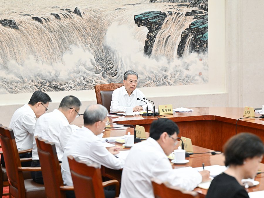8月18日上午，十四届全国人大常委会第七十一次委员长会议在北京人民大会堂举行。赵乐际委员长主持会议。新华社记者 高洁 摄