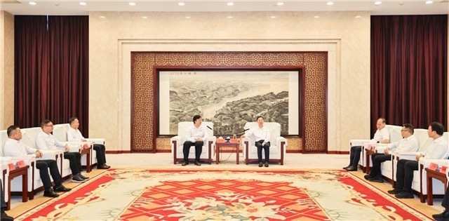▲ 常州市委副书记、市长周伟（居中右），它石智航创始人兼CEO陈亦伦（居中左）等出席签约仪式
