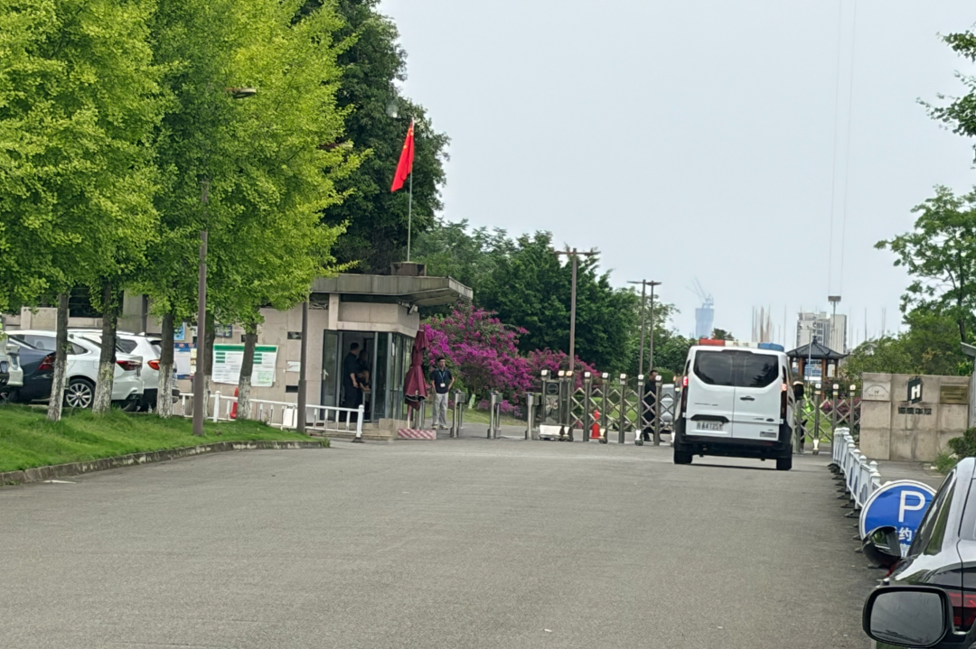 002023，抢夺芯片公司公章？记者实探：两波人马“僵持”，警车来了！上市公司：依法维权_新浪财经_新浪网