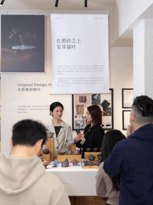 支吾家居创始人萍萍（右）在品牌展厅工作