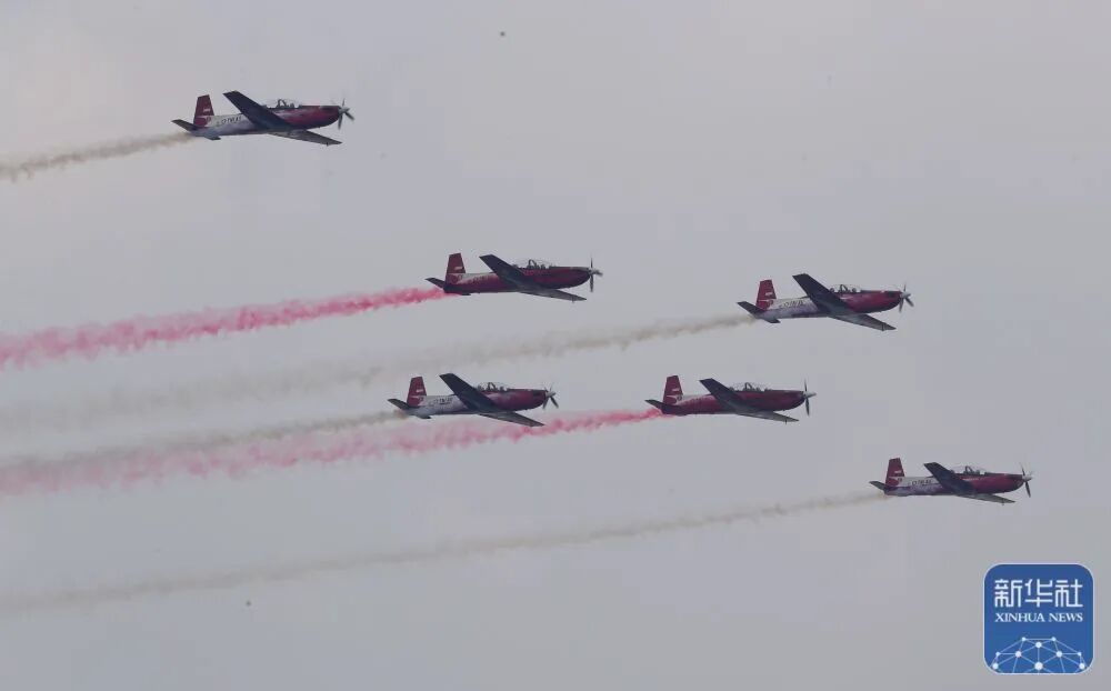 2026年8月17日，在印度尼西亚雅加达，印尼空军编队在独立日庆祝活动上表演。新华社记者 岑云鹏 摄
