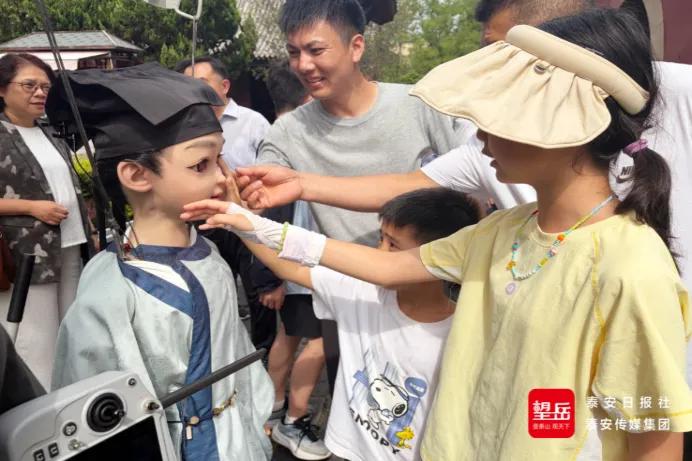 千年岱庙来了位机器人“小书童”_新浪财经_新浪网