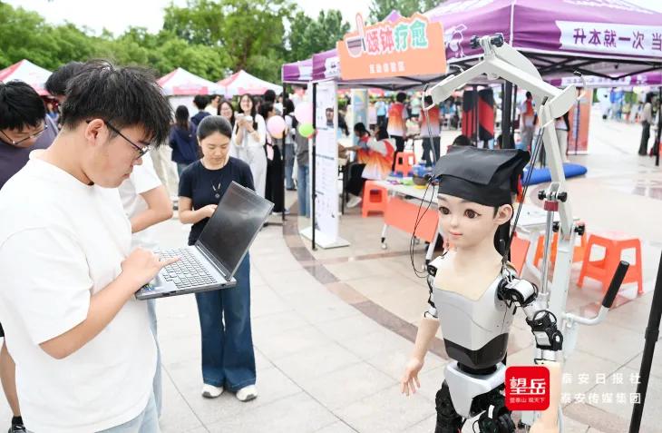 千年岱庙来了位机器人“小书童”_新浪财经_新浪网