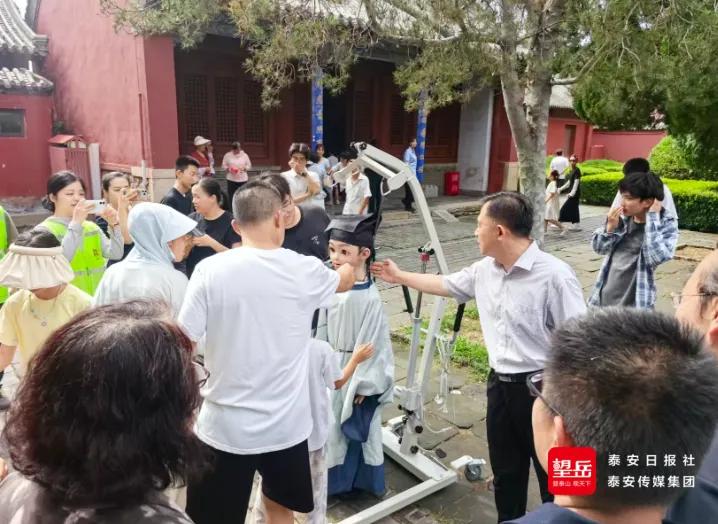 千年岱庙来了位机器人“小书童”_新浪财经_新浪网