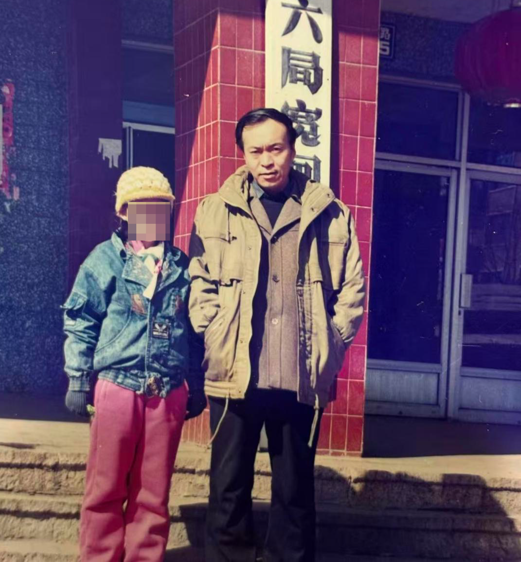 ▲姜漓（左）和父亲姜代斌（右）合影照片