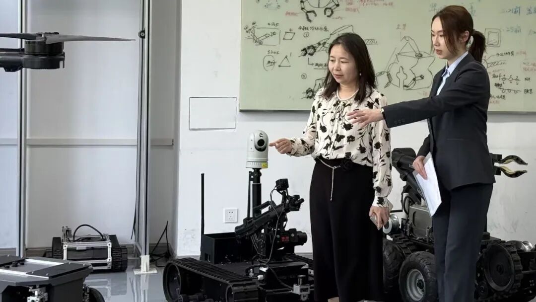 ▲农行上海分行工作人员上门走访科技型企业