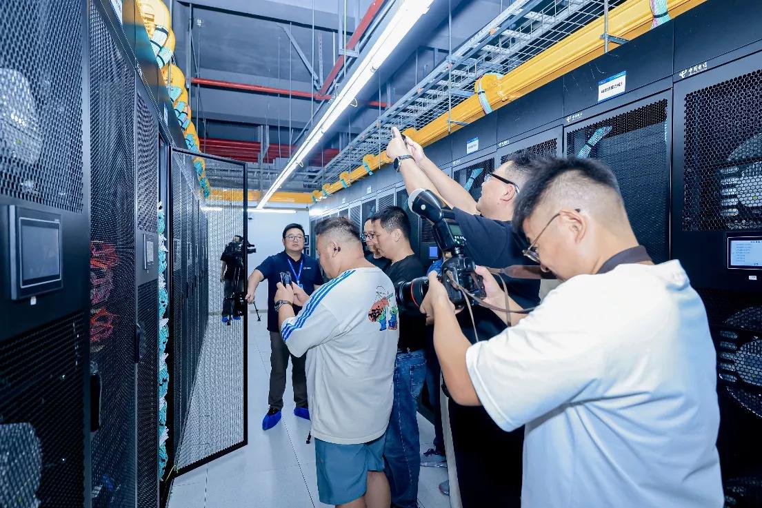 图、媒体探访中国电信中南智能算力中心昇腾超节点智算集群