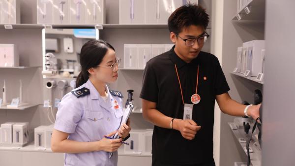 税务部门工作人员走访调研电子产品销售店