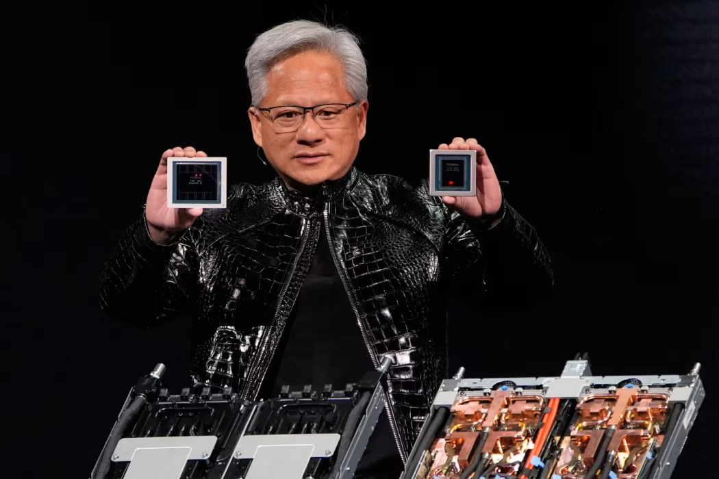 黄仁勋在拉斯维加斯展示英伟达的Rubin GPU和Vera CPU（图源：美联社）