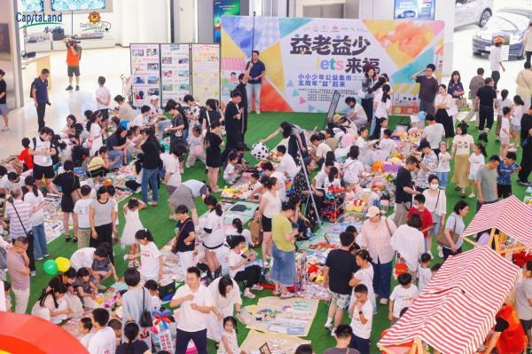 来福士广场举行活动吸引市民参加