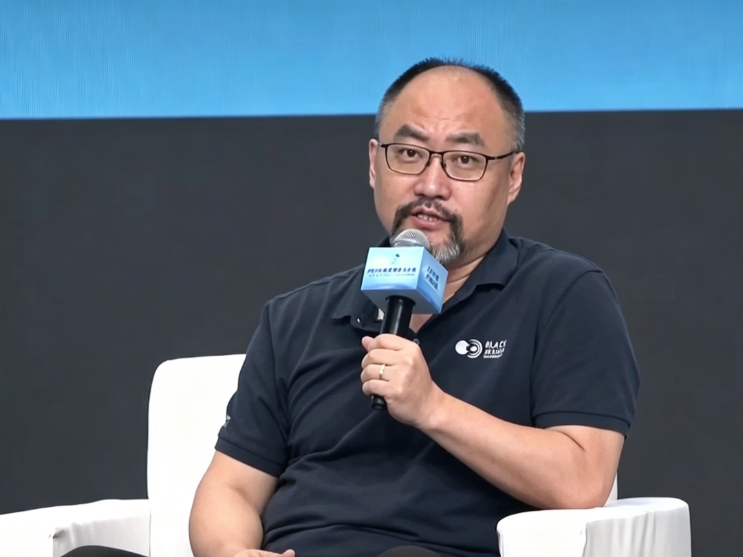 杨宇欣以近存计算为例，认为通过增加片上存储、减少外部数据搬运，可以降低对带宽的依赖，在功耗、成本与算力之间寻找平衡。