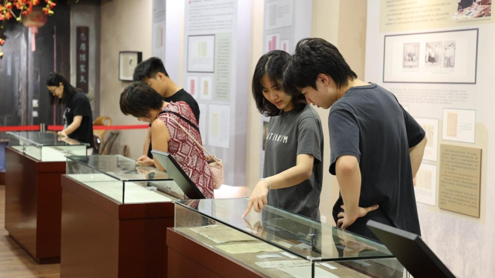 游客正在参观汕头侨批文物馆。新华社记者