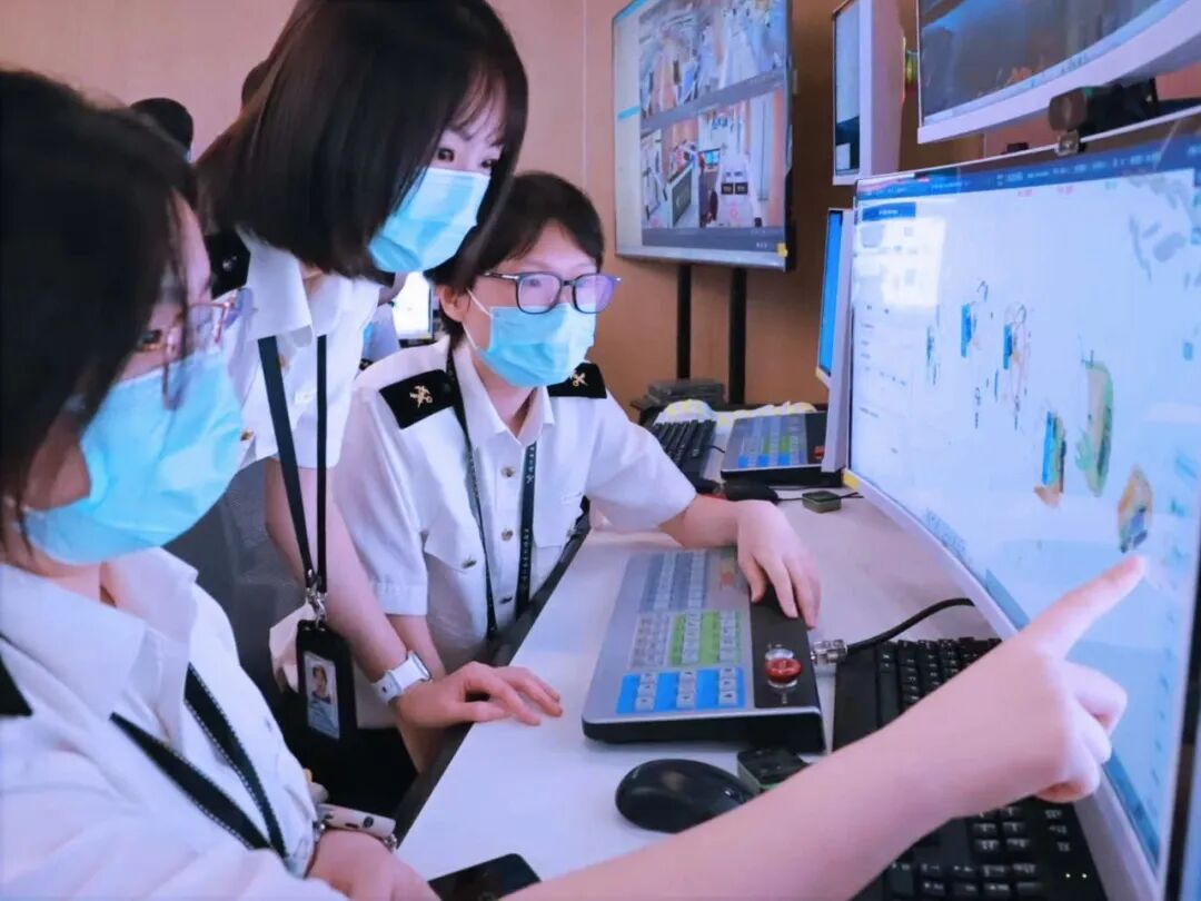 ▲福州长乐机场海关关员依托智能审图系统开展作业