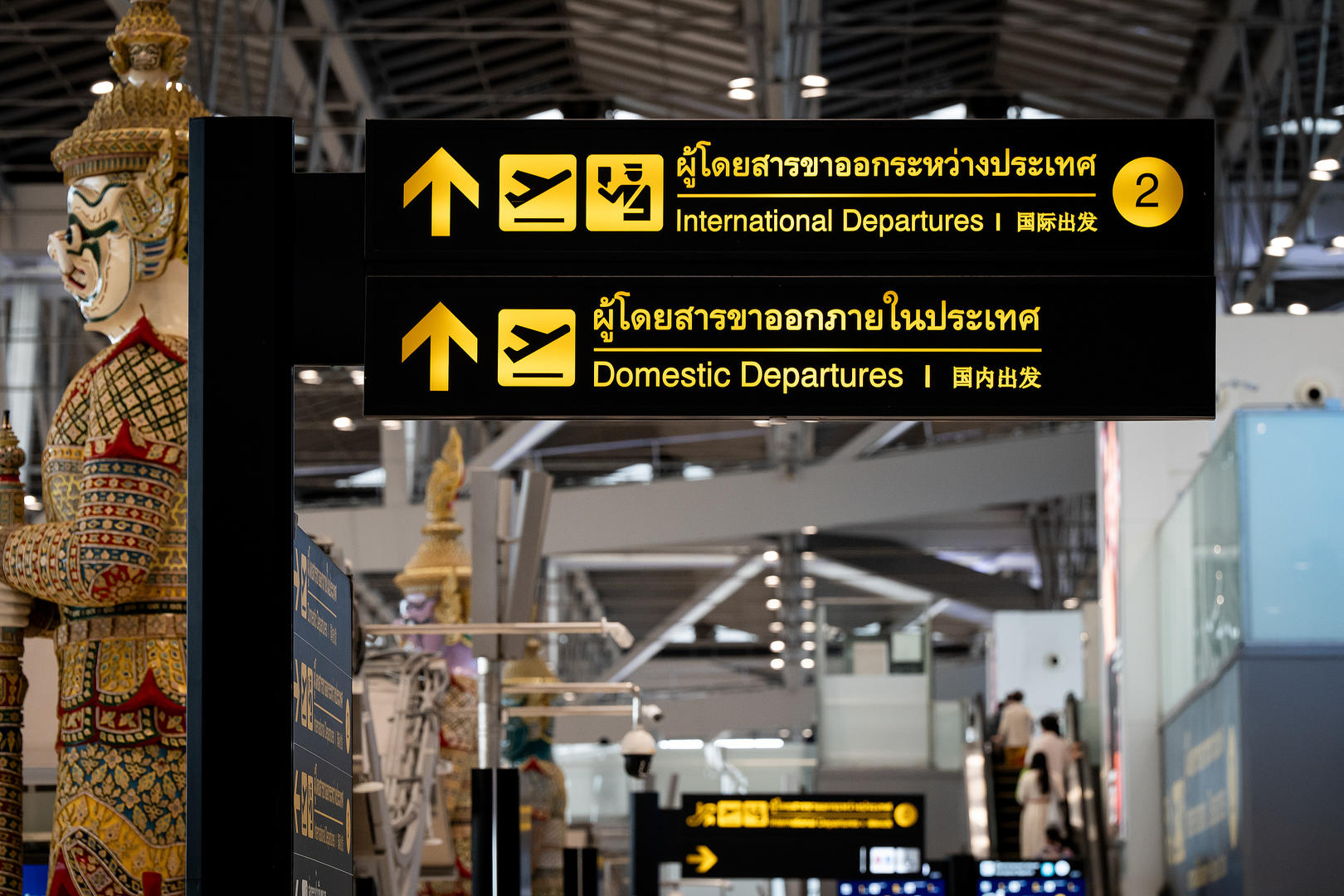 ▲当地时间2026年8月8日，泰国北榄府，素万那普机场内展示着国际及国内出发指示牌（图据视觉中国）