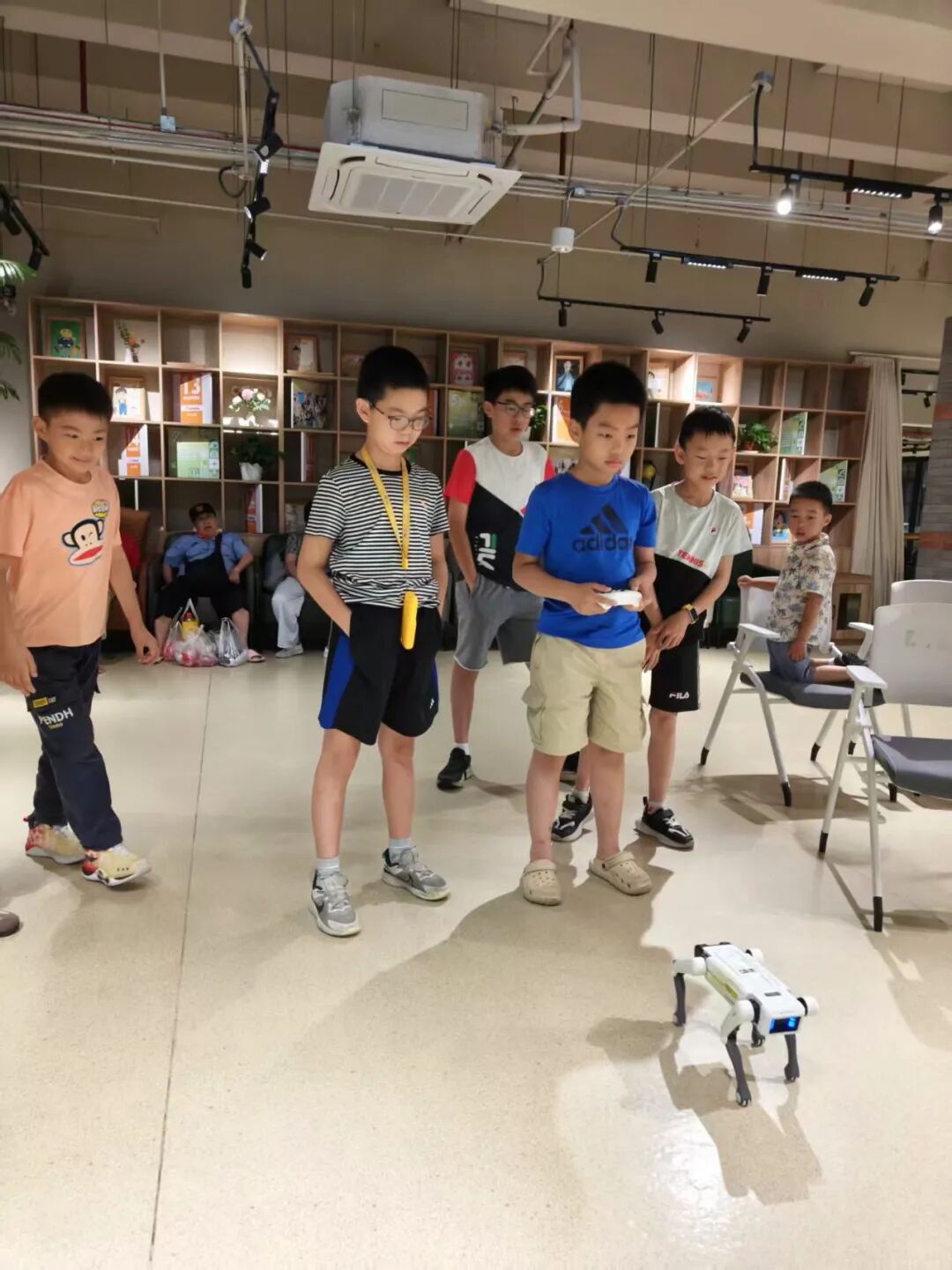 实操环节，孩子们自主学习操控四足机器狗