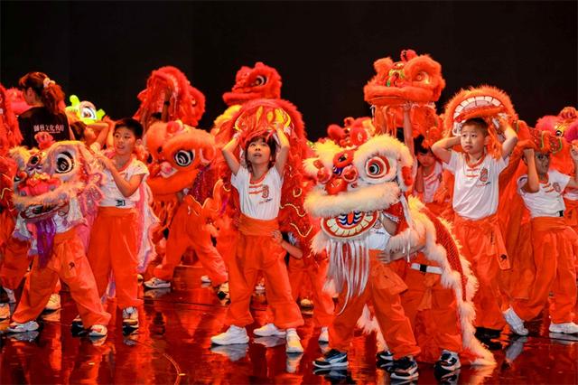 图为小学员们以精彩汇演展示学习成果。
