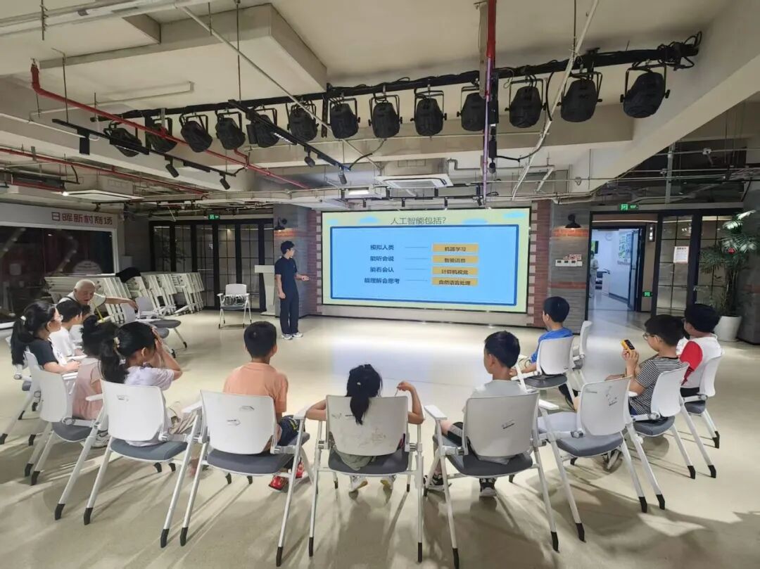 科普讲师为孩子们讲解人工智能基本概念