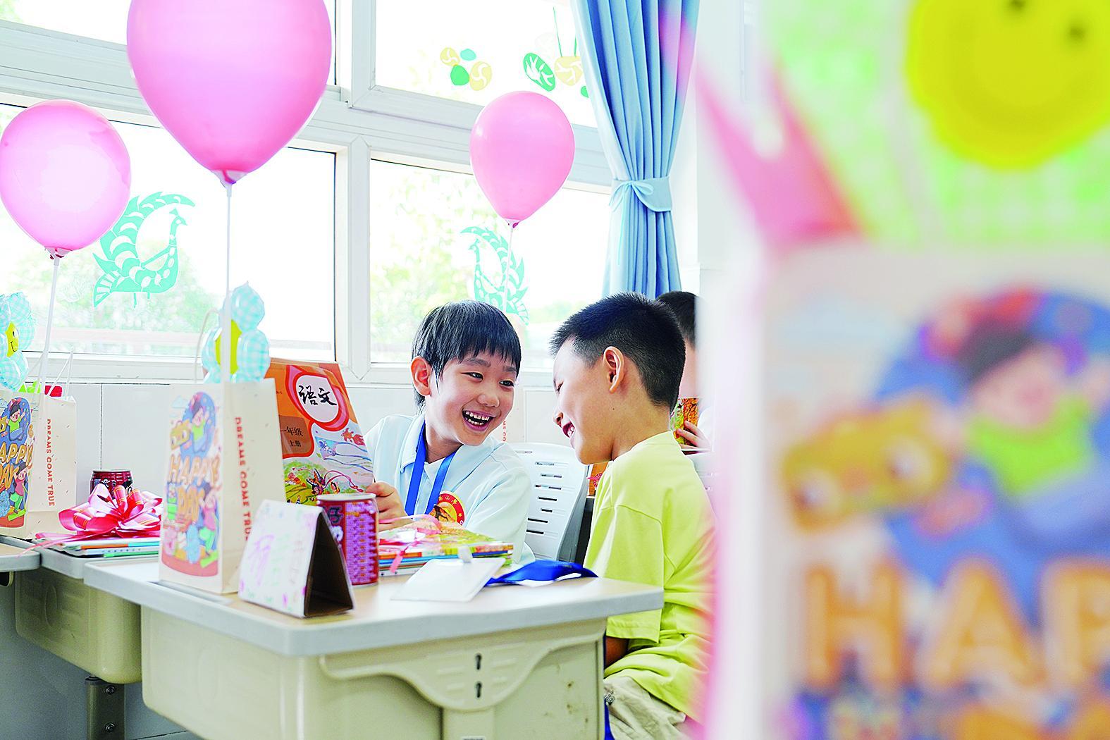 北碚区朝阳小学，一年级新生在翻看课本。