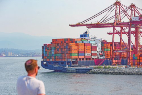      8月25日，一艘集装箱船停靠在加拿大温哥华港。新华社